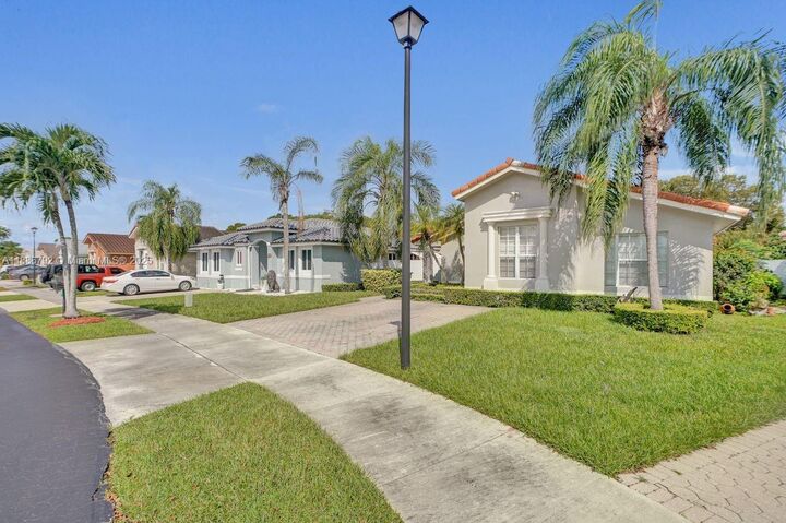 Property Photo: 16451 SW 98th Ter FL 33196