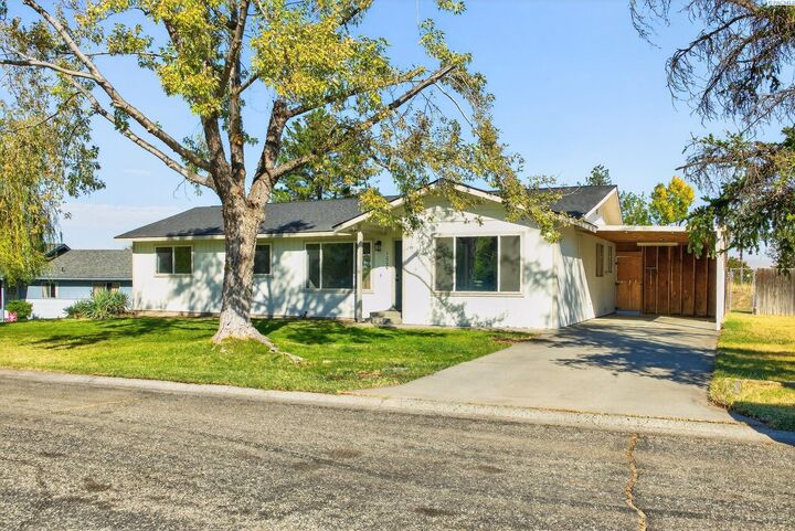 Property Photo:  1000 Burgundy Pl  WA 99350 