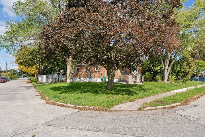 Photo de la propriété: 106 Flora Drive ON M1P 1A8