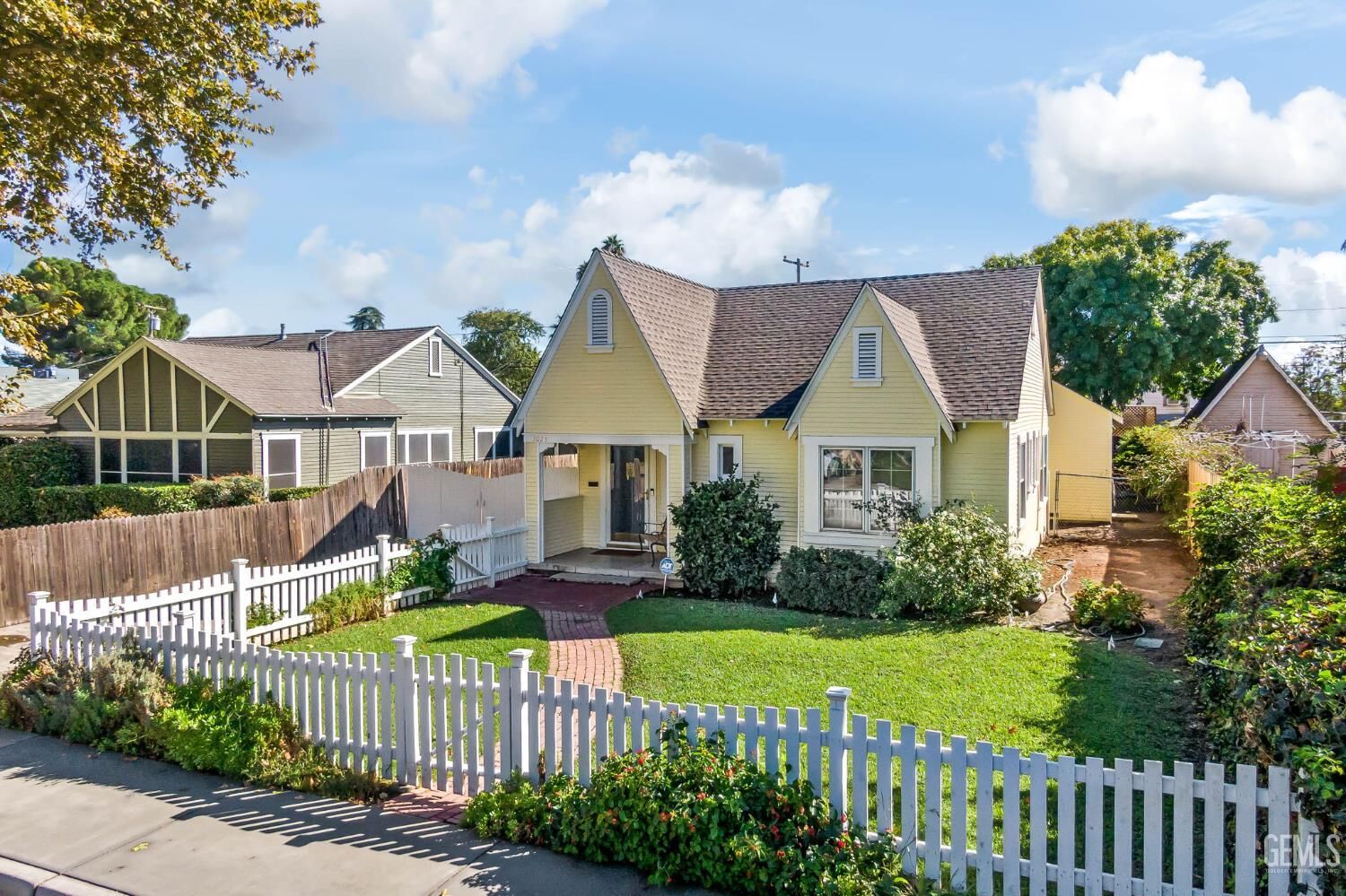 Property Photo: 3025 San Emidio Street CA 93304