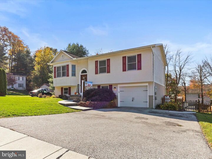 Property Photo:  18 Yankee Drive  PA 17065 