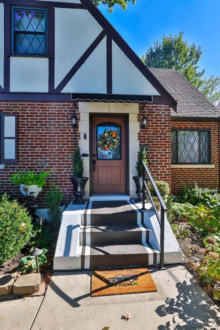 Property Photo: 3435 Locust Lane OH 45238