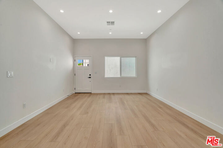 Property Photo: 11108 Norris Ave CA 91331