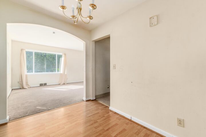 Property Photo: 1872 Greenway S Avenue OH 43219