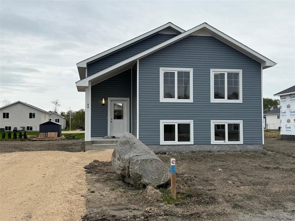 Property Photo: 42 Westgrove Crescent MB R0A 0V2