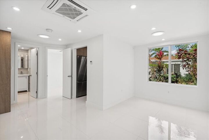 Property Photo: 2201-3 NE 9th Ave 3 FL 33305