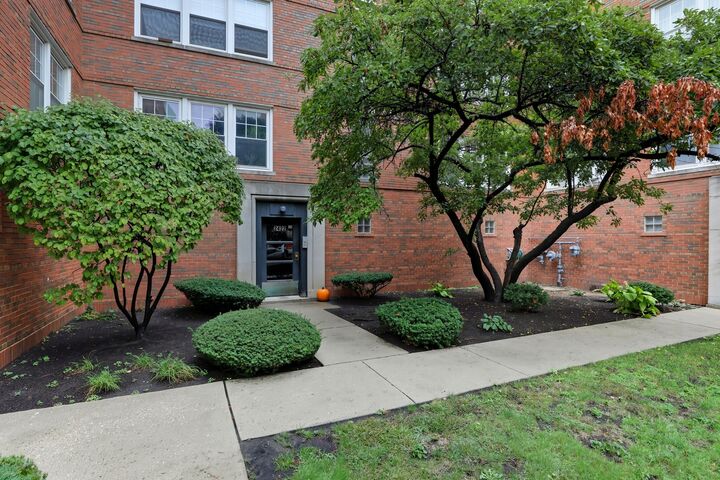 Property Photo: 2412 W Farragut Avenue 2B-2422 IL 60625