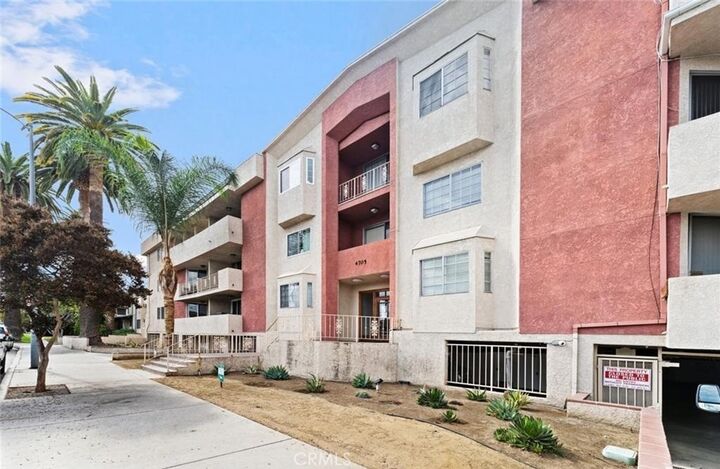 Property Photo: 4705 Kester 209 CA 91403