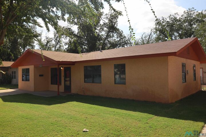 Property Photo:  1021 N 6th Street  NM 88220-3202 