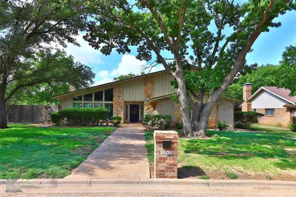Property Photo: 1242 Canterbury Drive TX 79602