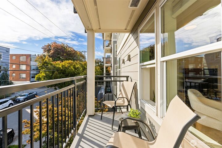 Property Photo:  420  Valley Street 304  WA 98109 