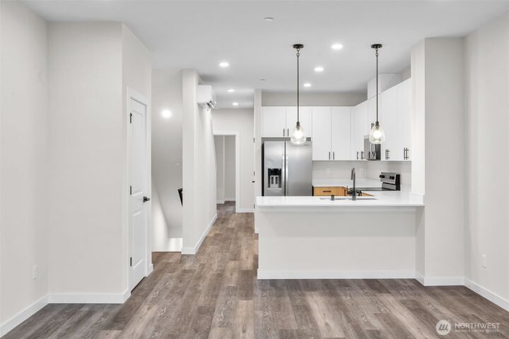 Property Photo:  15613  Admiralty Way B2  WA 98087 