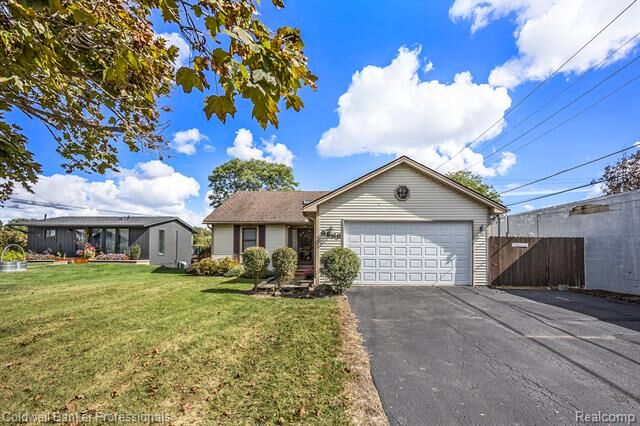 Property Photo: 9866 Dixie Highway MI 48348