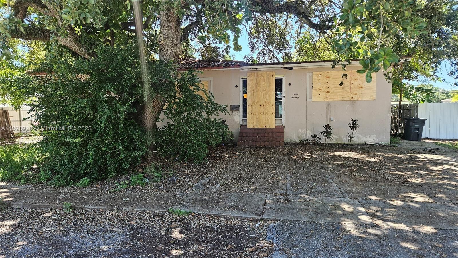 Property Photo: 1570 NE 141st St FL 33161