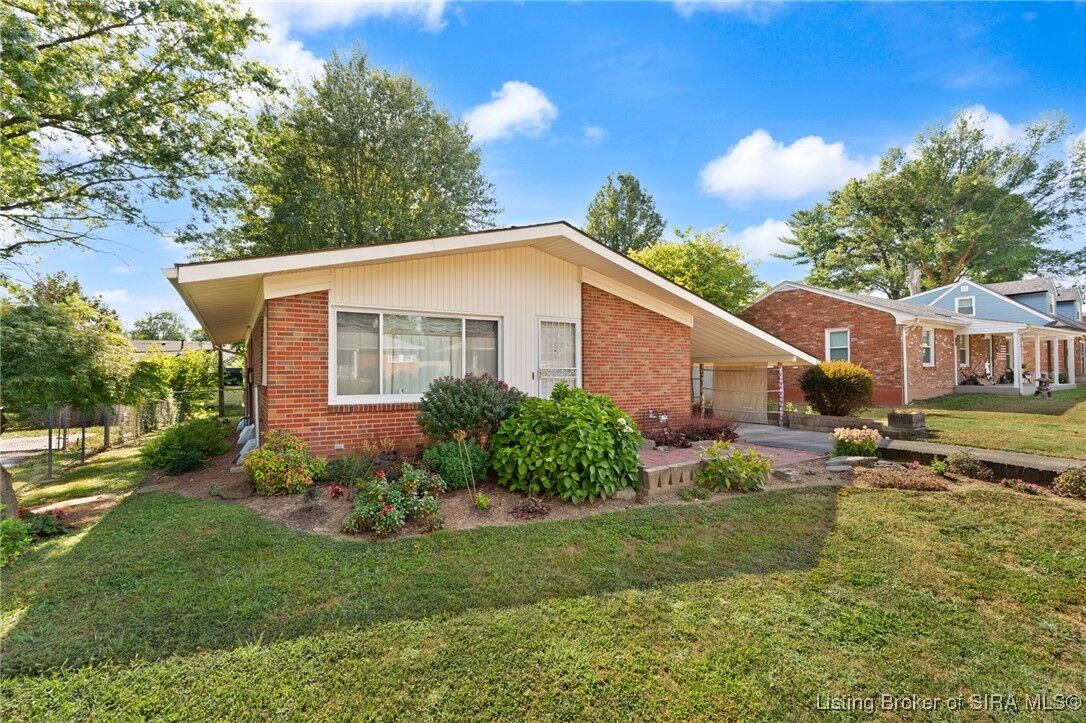 Property Photo: 1533 Cliftwood Drive IN 47129