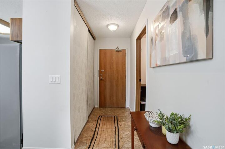 Property Photo: 1006 9th Street E 204 SK S7H 0N2