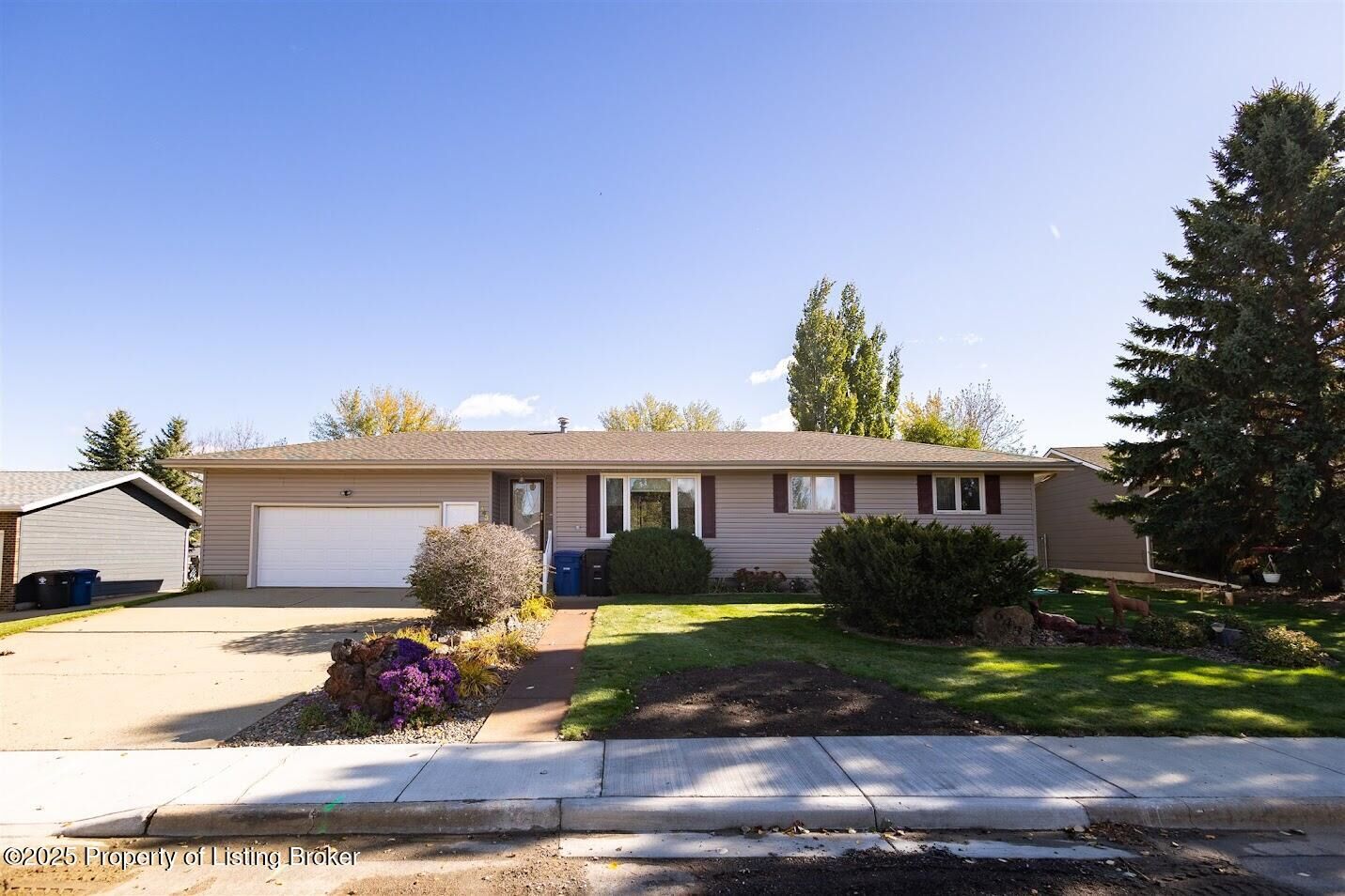 Property Photo:  643 9th Avenue SW  ND 58601 
