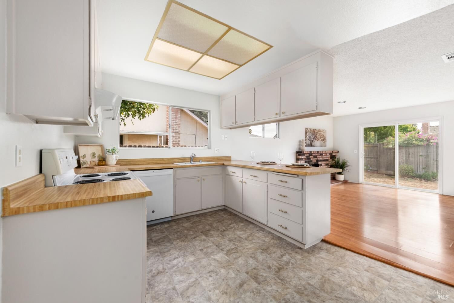 Property Photo: 190 Fairview Drive CA 95687