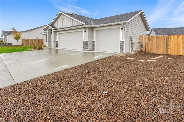 Property Photo:  910 SW Lago St.  ID 83647