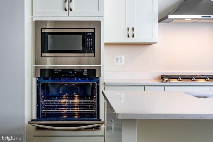 Property Photo: 43016 Debonair Terrace VA 20148
