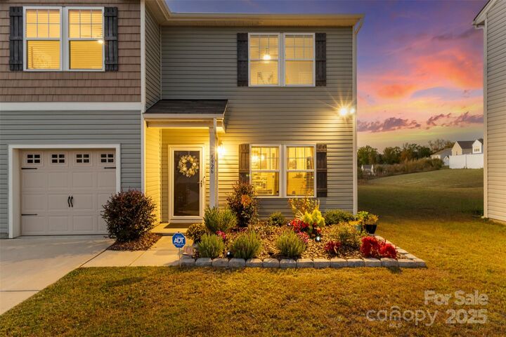 Property Photo: 8926 Rockrose Way NC 28214