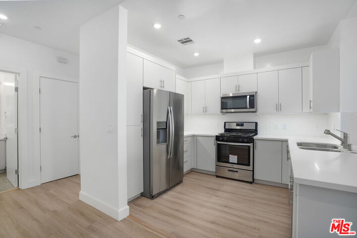 Property Photo: 1832 S Barrington Ave CA 90025