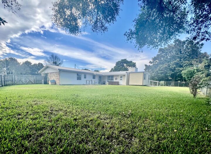 Property Photo: 307 NW Sikes Circle FL 32548