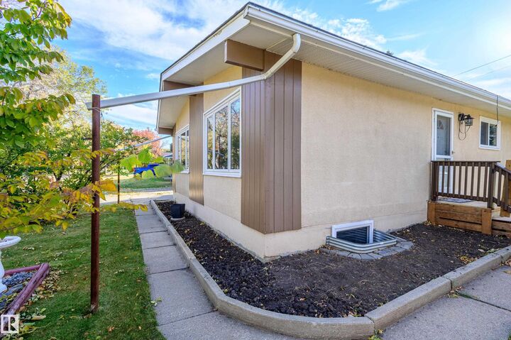 Property Photo:  20 Grandville Avenue  AB T8N 0T4 