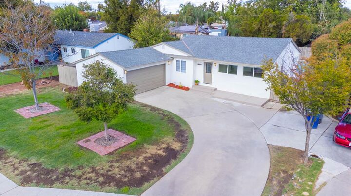 Property Photo: 5053 E Lamona Avenue CA 93727