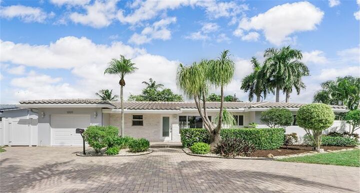 Property Photo: 1009 SE 10th Ct FL 33441