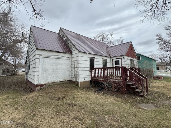 Property Photo: 116 Market Street E ND 58530