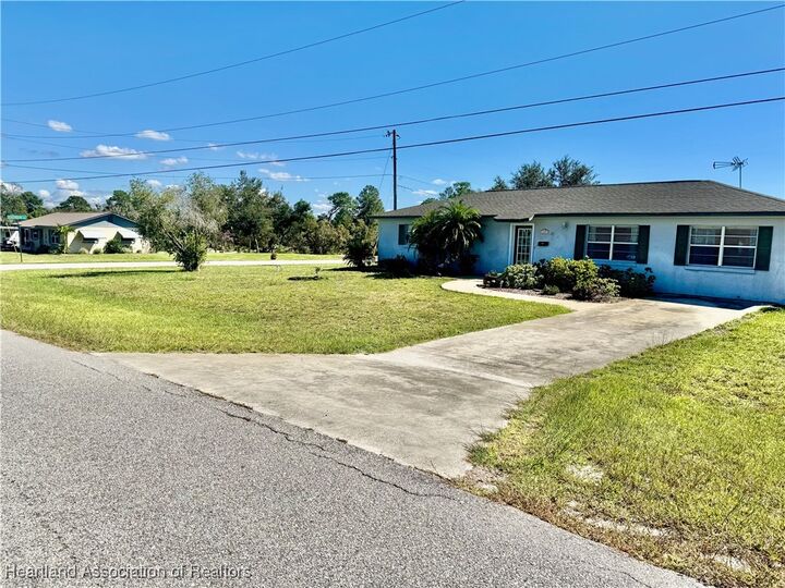 Property Photo: 1421 Goldbud Street FL 33852