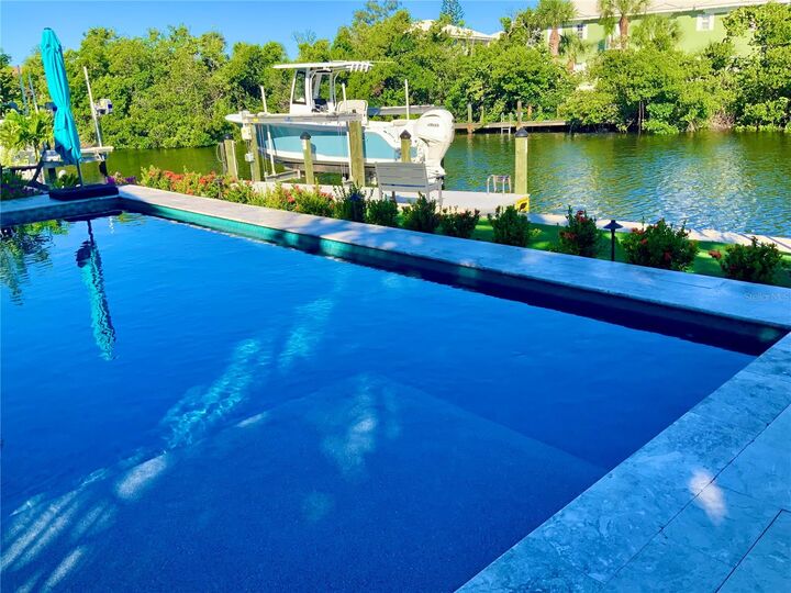 Property Photo: 262 Island Circle FL 34242