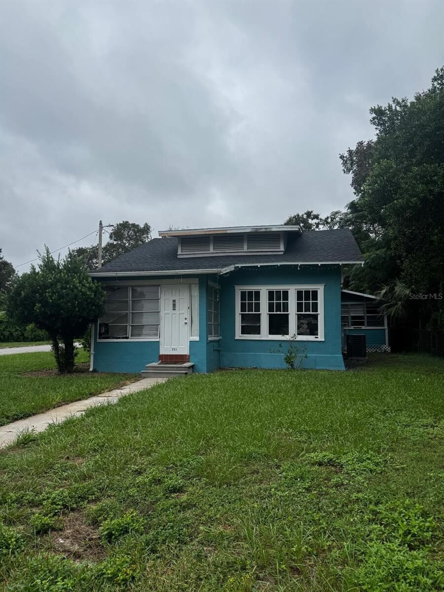 Property Photo: 711 Avenue E NE Winter FL 33881