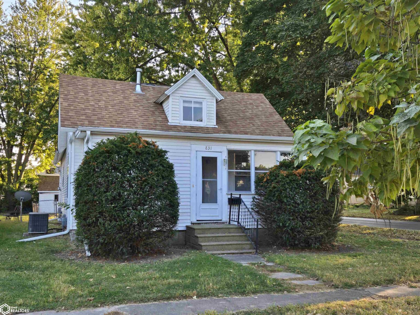Property Photo:  831 Hedge Avenue  IA 52601