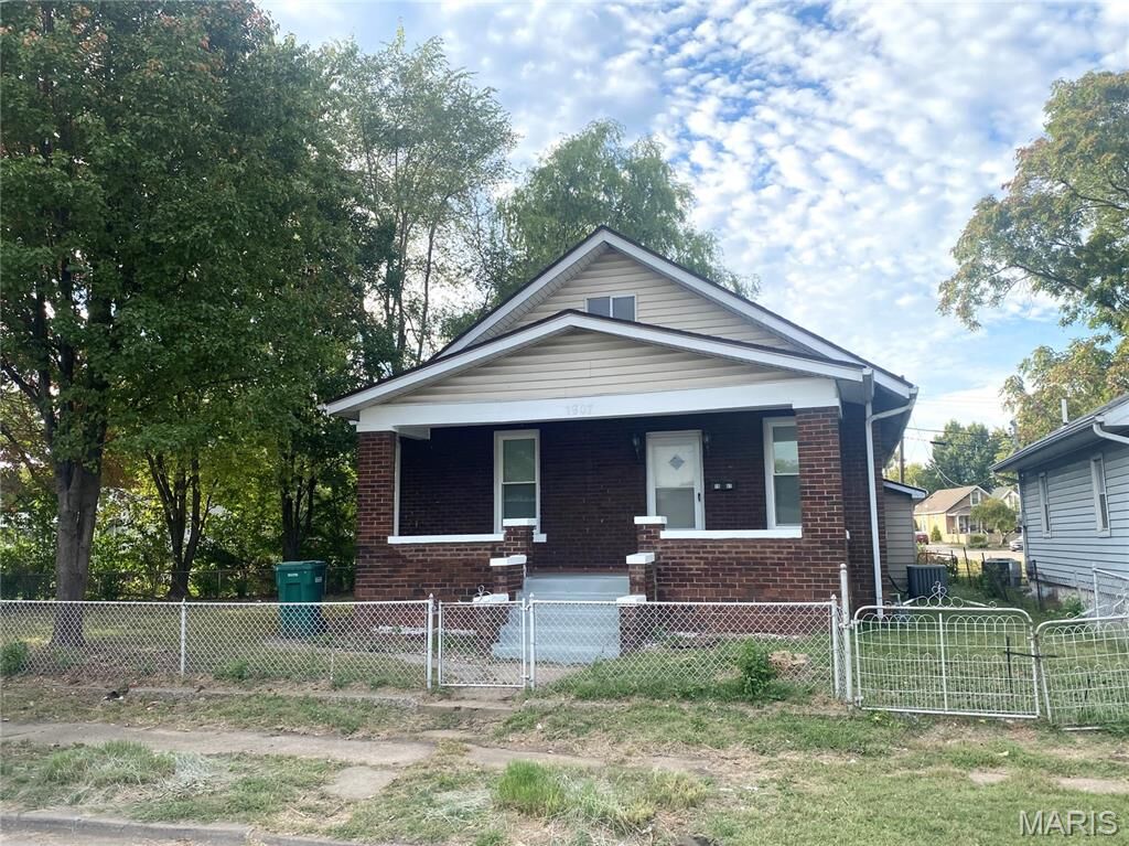 Property Photo: 1907 Rhodes Street IL 62060