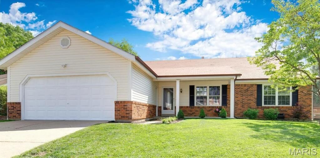 Property Photo:  818 Clintwoode Court  MO 63021 