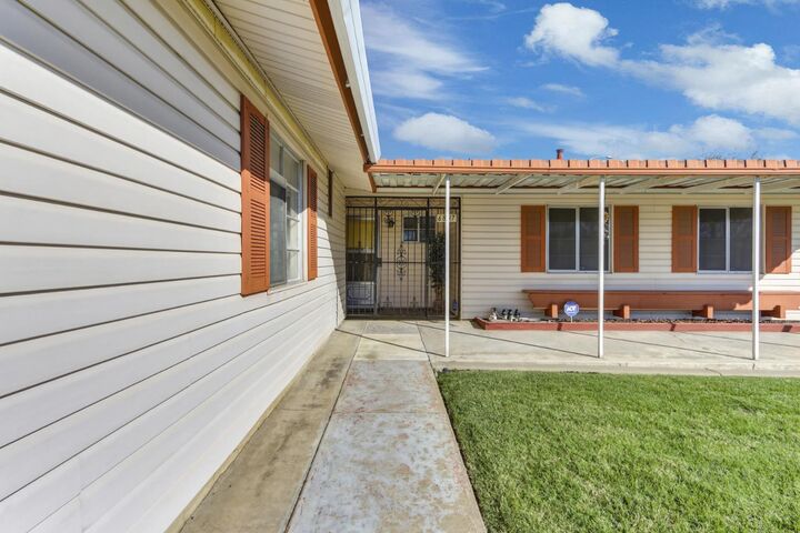 Property Photo: 6837 Southwood Way CA 95828