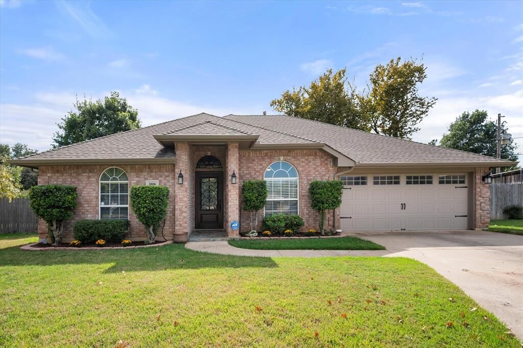 Property Photo:  3806 Ivywood Court  TX 76016