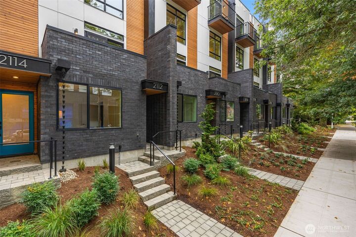 Property Photo: 2102 1st Avenue N WA 98109