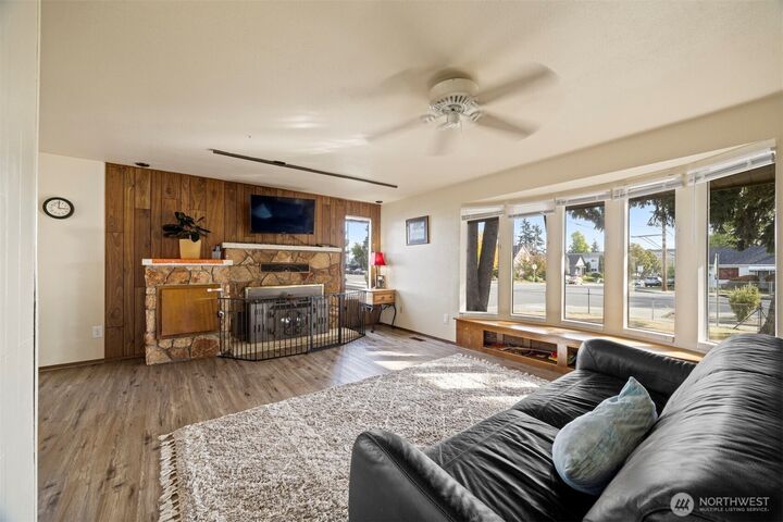 Property Photo:  3515  Everett Avenue  WA 98201 