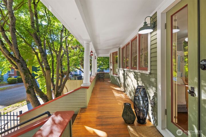 Property Photo: 503 12th Avenue E WA 98102