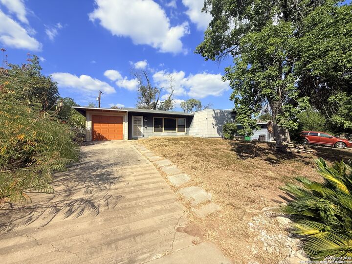 Property Photo: 607 Blakeley Dr TX 78209