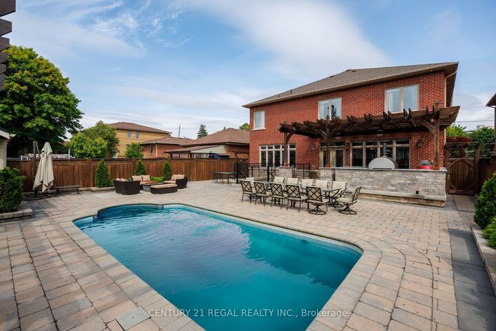 Photo de la propriété:  127 Sultana Avenue  ON M6A 1T6 