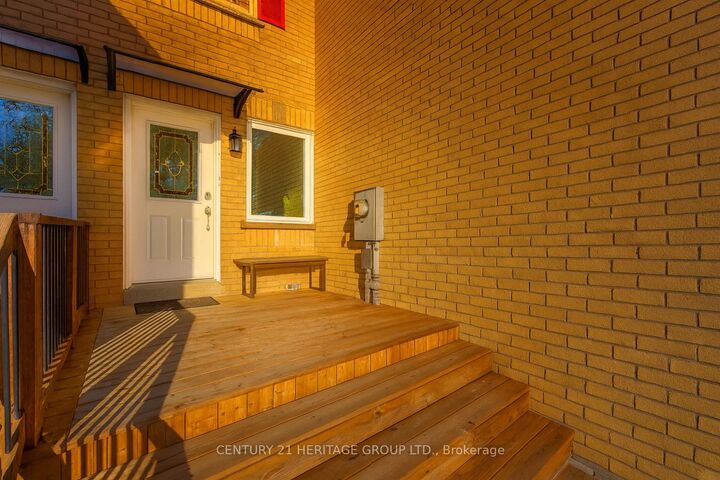 Property Photo:  112 Sandfield Drive  ON L4G 6T3 