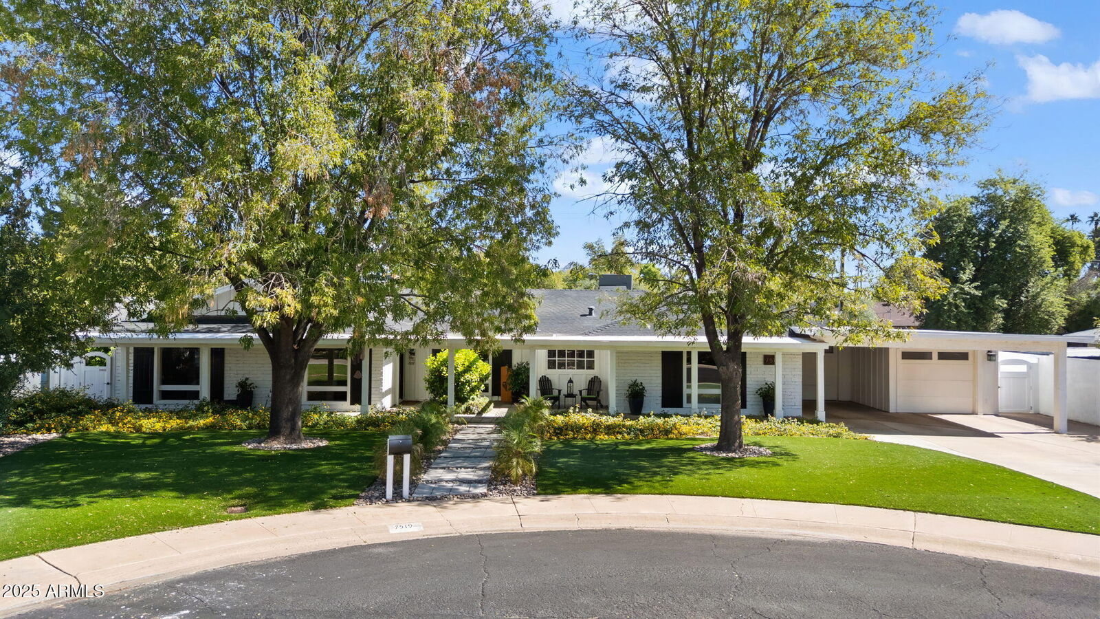 Property Photo: 7519 N 12th Avenue AZ 85021