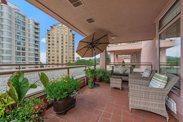 Property Photo: 2271 Bellevue Avenue 402 BC V7V 4X1