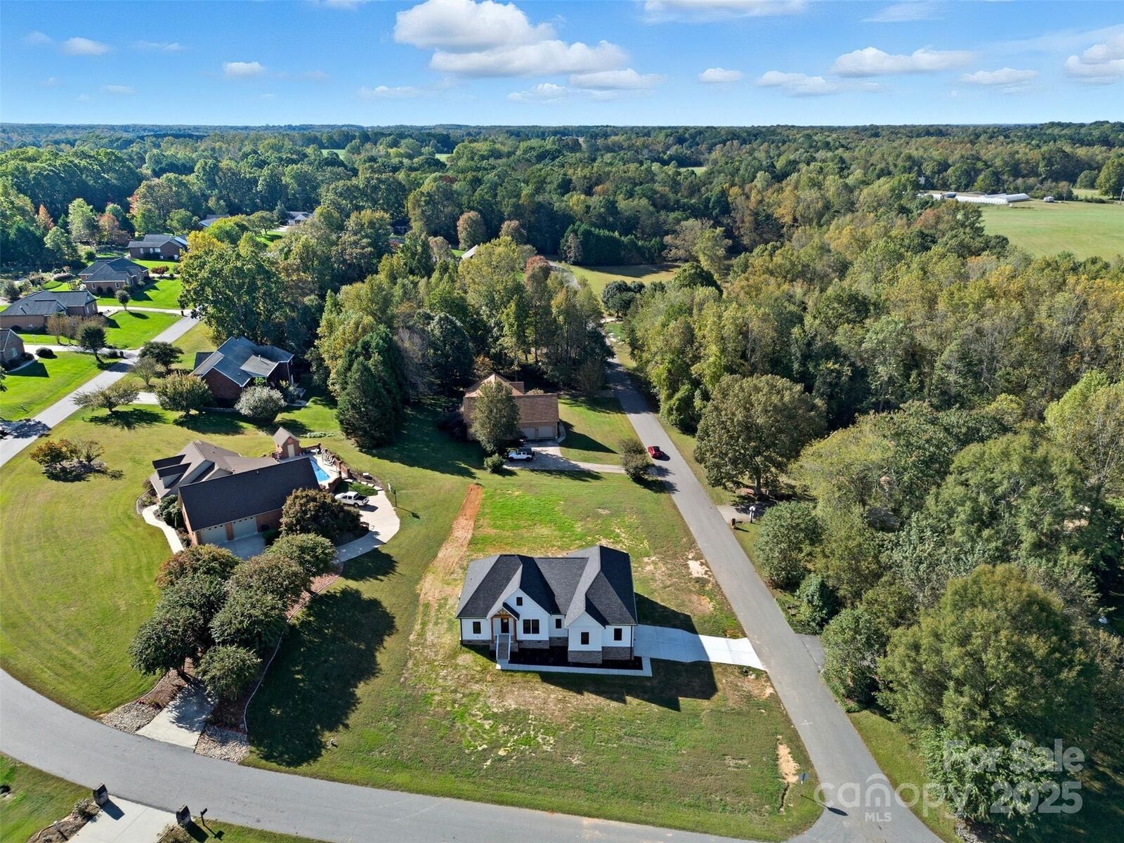 Property Photo: 1213 Creekside Drive NC 28613