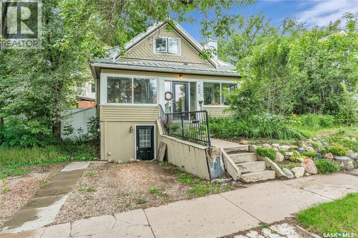 Property Photo: 317 G Avenue N SK S7L 1Z2