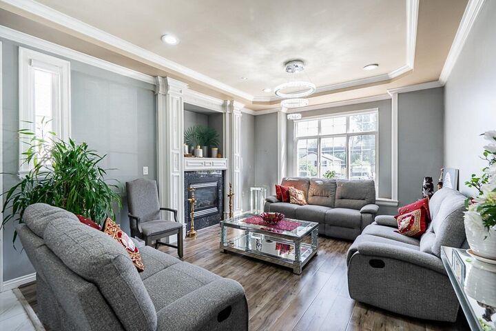 Photo de la propriété:  12967 106A  BC V3T 2E3